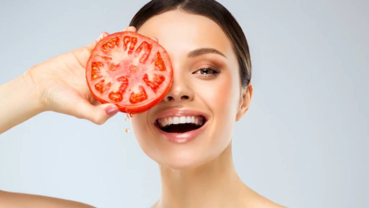 मूगडाळ व टोमॅटो - एका भांड्यात मूग डाळ थोडा वेळ भिजत ठेवा. नंतर या डाळीची पेस्ट बनवा. त्यात टोमॅटोची पेस्ट घाला व मिश्रण एकत्र करा. हे मिश्रण चेहरा व मानेवर लावून 20 मिनिटे ठेवावे. त्यानंतर साध्या पाण्याने चेहरा स्वच्छ धुवा. यामुळे टॅनिंग कमी होऊन चेहऱ्यावर चमक येण्यास मदत होईल. 