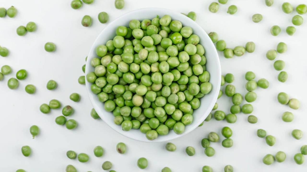 हिरवे वाटाणे किंवा मटार ही अशी भाजी आहे ज्याची चव लहान मुलांपासून ते मोठ्यांपर्यंत सर्वांना आवडते. थंडीच्या दिवसात मुबलक येणारी ही भाजी सर्वांना खायला आवडते. मटार हे जीवनसत्त्वं आणि अमीनो ॲसिडने समृद्ध असतात. पण याच भाजीचे सेवन काही लोकांच्या आरोग्यास हानी पोहोचवू शकते.