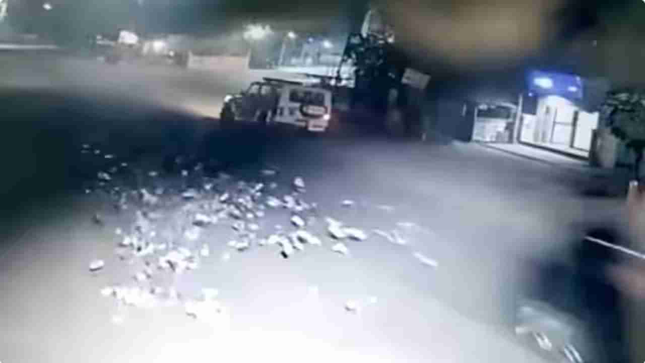 VIDEO | एटीएम लुटताना असे काय घडले की नोटा रस्त्यावर पसरल्या ? व्हिडीओ पाहून नेटकरी म्हणतात हा फिल्मी सीन आहे