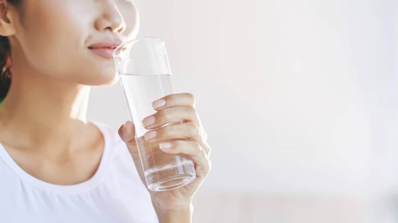 ताप कमी करण्यासाठी पाणी पिणेही फायदेशीर ठरते. पुरेशा प्रमाणात पाणी प्यायल्याने आपले शरीर हायड्रेटेड राहते आणि शरीरात असलेले विषारी घटक किंवा टॉक्सिन्सही बाहेर पडतात. तुम्ही फळांचा रस किंवा काढाही पिऊ शकता. 
