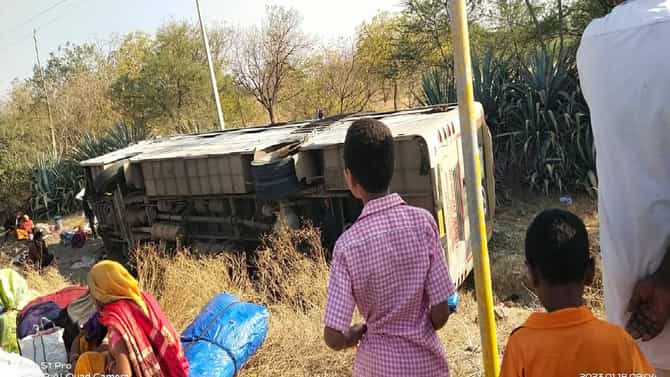 भीषण अपघात | विठ्ठल दर्शनासाठी निघालेल्या भाविकांच्या बसला अपघात, 1 ठार, 35 जखमी, कुठे घडली घटना?