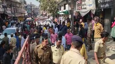 आधी दहशत निर्मान करून धिंगांना घातला, नंतर पोलीसांनी त्याच परिसरात गुंडांना घेऊन जात काय केल?