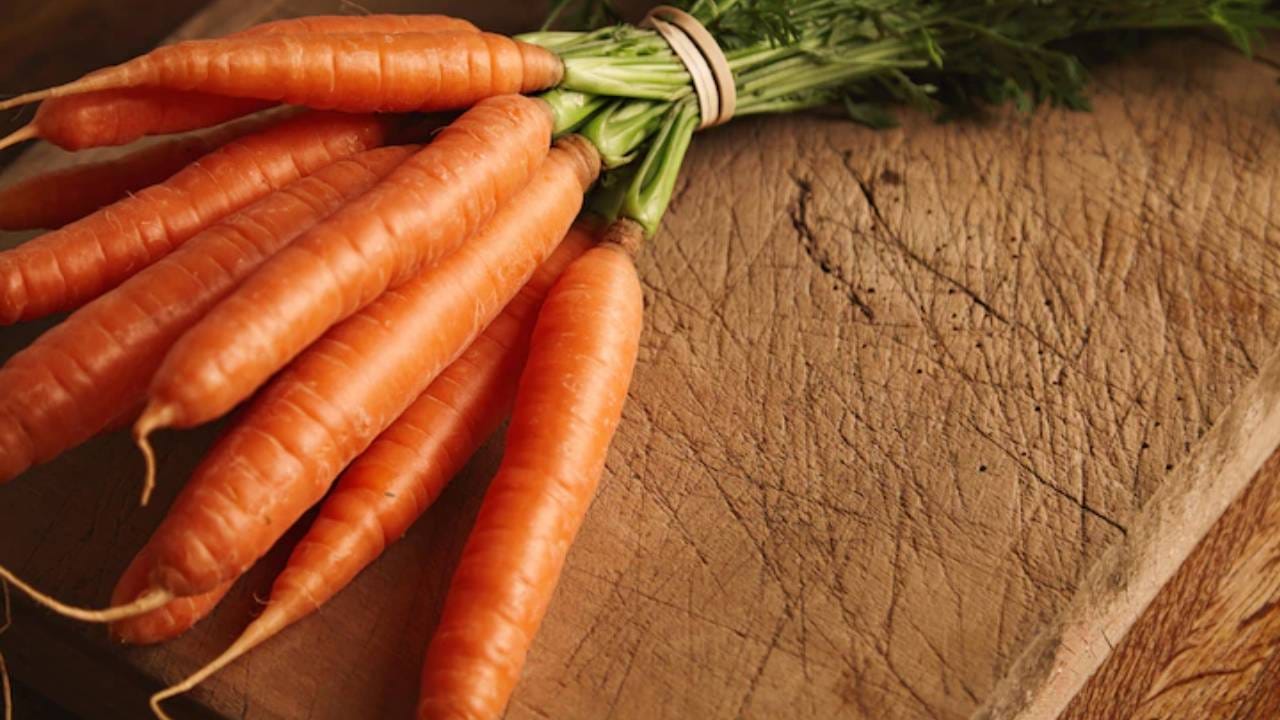 गाजर - गाजर स्वच्छ धूवून नंतर किसून घ्या. त्यात थोडी मुलतानी माती व अर्धा चमचा लिंबाचा रस घाला. हे सर्व नीट मिक्स करा आणि त्वचेवर लावा. थोडा वेळ तसेच राहू द्यावे. नंतर काही वेळाने आपली त्वचा साध्या पाण्याने धुवा.