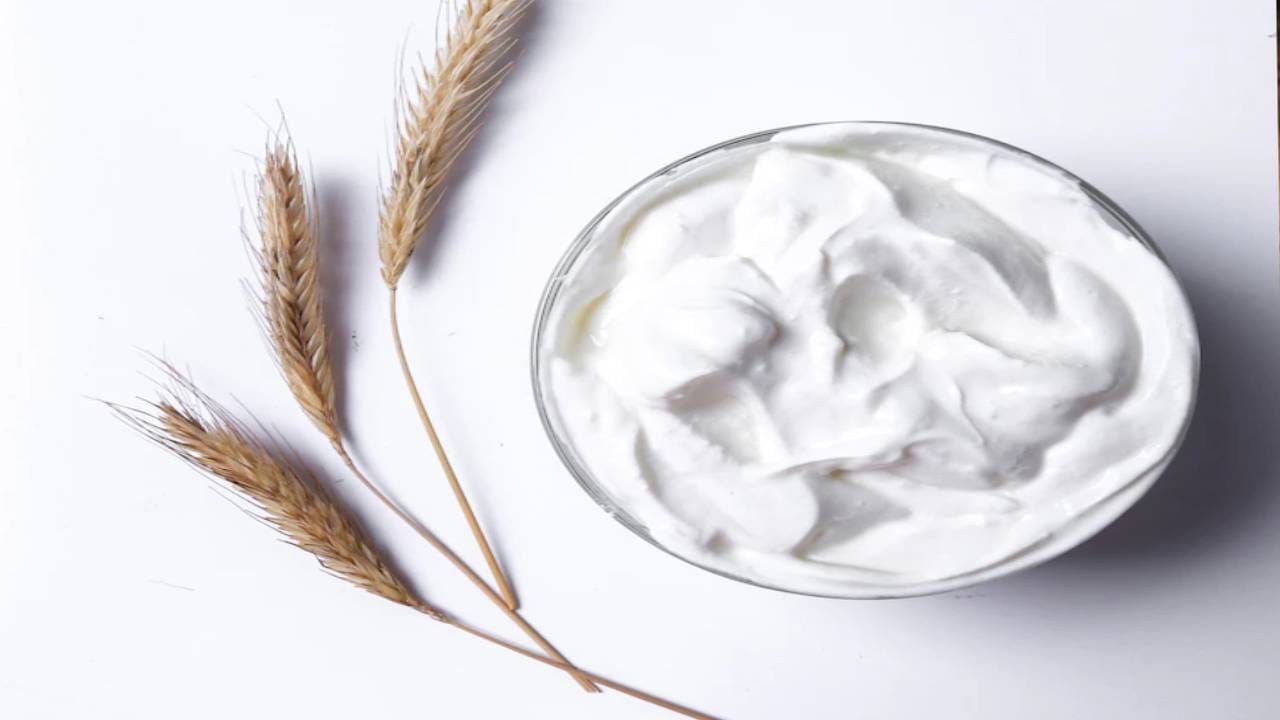 साय - एका भांड्यात थोडी साय घ्या. त्यात लिंबाचा रस घाला. हे नीट मिक्स करून चेहऱ्याला लावावे. तसेच चेहऱ्यावर थोडा वेळ राहू द्यावे. नंतर पाण्याने चेहरा स्वच्छ धुवून टाकावा. या उपायांच्या मदतीने पिगमेंटेशन कमी होण्यास मदत होईल. 