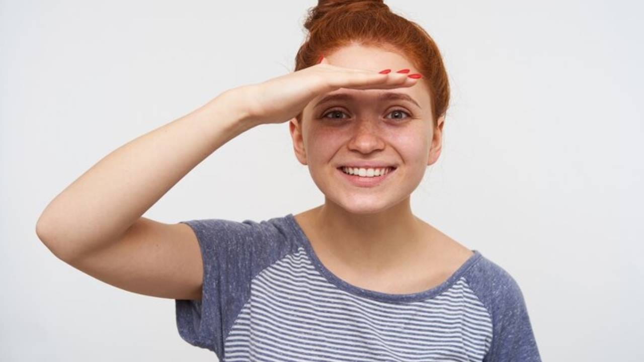 आजकाल धावपळीच्या जीवनात सर्वजण आपल्या चेहऱ्याची, त्वचेची नीट काळजी घेऊ शकत नाहीत. यामुळेच त्वचेसंदर्भात अनेक समस्यांचा सामना करावा लागतो. बऱ्याच वेळेस त्वचेवर डाग पडतात, पिगमेंटेशन येते. ते दूर करण्यासाठी तुम्ही कोणते उपाय करू शकता, कोणते पदार्थ वापरू शकता ते जाणून घेऊया. 