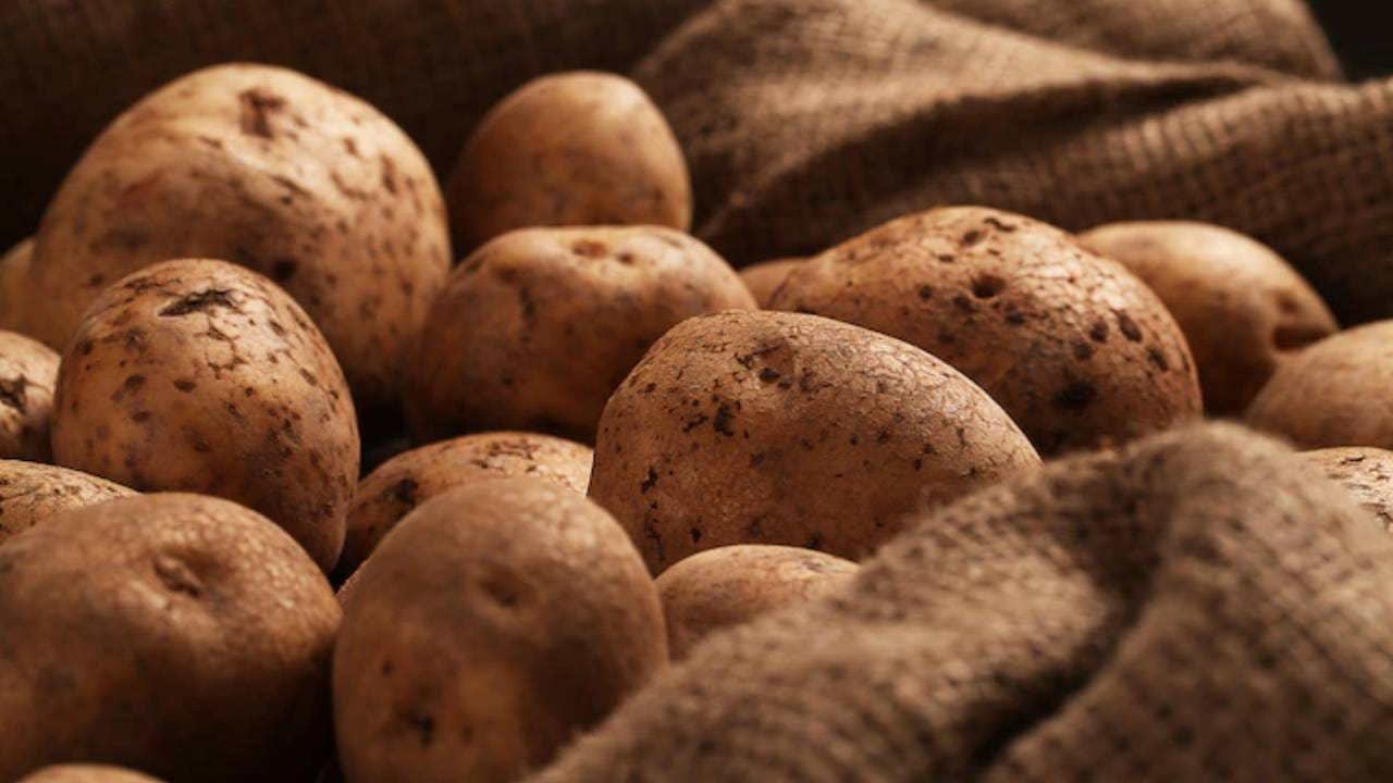 बटाटा - बटाटा हा खाण्यासाठी तसेच त्वचेसाठीही वापरला जातो. बटाट्याची सालं काढून टाकावीत. नंतर बटाटा किसून त्याचा रस काढावा व तो चेहऱ्यावर जिथे डाग पडले आहेत तिथे लावावा. थोड्या वेळाने रस वाळल्यानंतर साध्या पाण्याने स्वच्छ धुवून टाकावा. बटाट्याच्या रसाने पिगमेंटेशन कमी होण्यास मदत होते. 