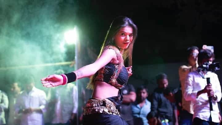 Sandhya Dance Video Viral : ट्रेंड जरी गौतमीचा असला तरी खूळ खूळा मात्र संध्याच गाजवते, पहा व्हिडीओ Sandhya Dance Video Viral : ट्रेंड जरी गौतमीचा असला तरी खूळ खूळा मात्र संध्याच गाजवते, पहा व्हिडीओ