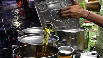 Edible Oil : खूशखबर, खाद्यतेल झाले स्वस्त! मोहरी, शेंगदाणा तेलाचे दर उतरले, लवकरच किंमतीत होणार अजून घसरण