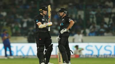 INDvsNZ, 1st ODI : मायकेल ब्रेसवेल याची शतकी झुंज, टीम इंडियाचा पहिल्या सामन्यात 12 धावांनी विजय