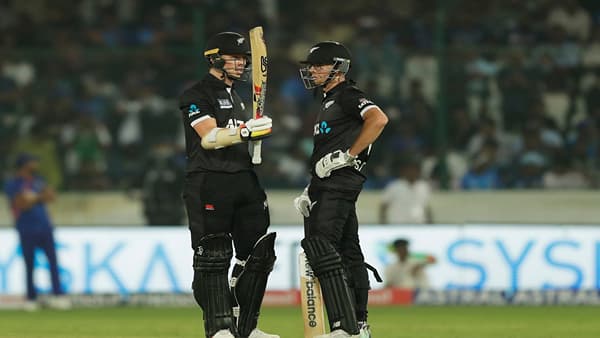 INDvsNZ, 1st ODI : मायकेल ब्रेसवेल याची शतकी झुंज, टीम इंडियाचा पहिल्या सामन्यात 12 धावांनी विजय