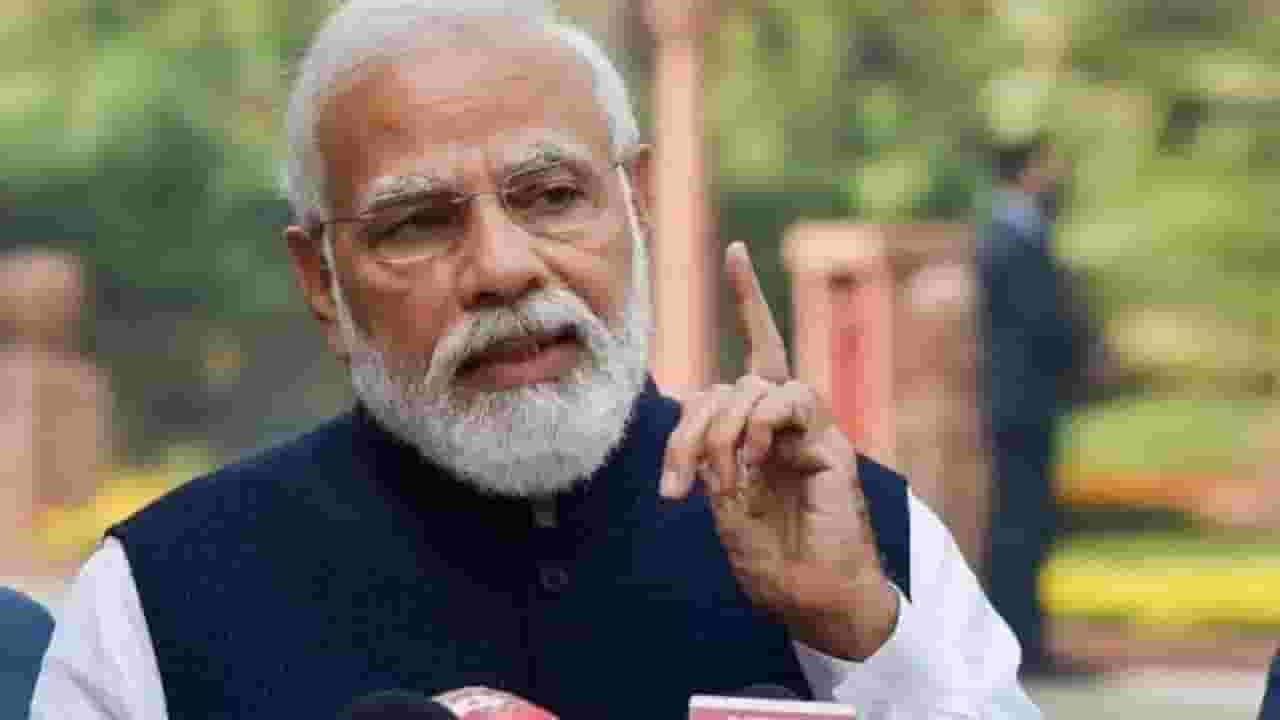 पंतप्रधान मोदी यांच्या सभेसाठी पाडली भिंत, युवासेनेने दिला 'हा' इशारा