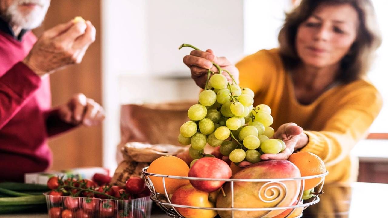 Health: अती फळं खाणेसुद्धा शरीरासाठी हानीकारक, आहारामध्ये किती प्रमाणात असावा फळांचा समावेश