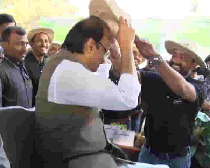 टोपी घाला आम्हाला आता..., अजित दादा असं का म्हणाले?