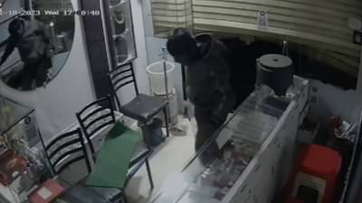 Dombivali Theft : डोंबिवलीत चोरट्यांचा हैदोस, एकाच रात्रीत सोनाराची दोन दुकानं फोडली; घटना सीसीटीव्हीत कैद