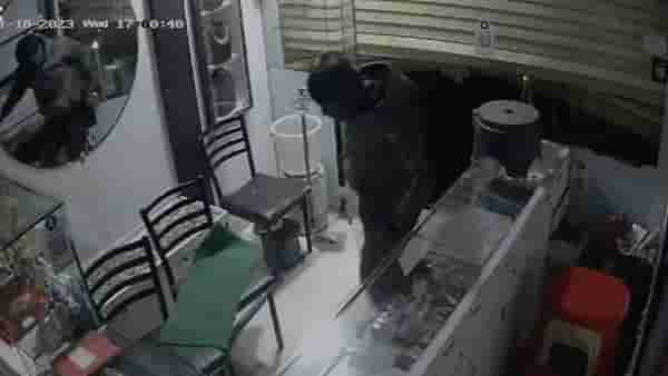 Dombivali Theft : डोंबिवलीत चोरट्यांचा हैदोस, एकाच रात्रीत सोनाराची दोन दुकानं फोडली; घटना सीसीटीव्हीत कैद