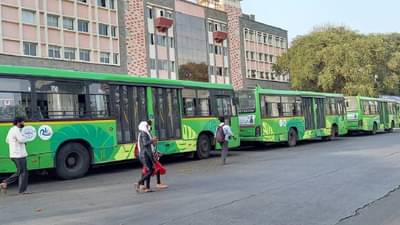 पुणे शहरातील बसमध्ये तो रोज तिचा पाठलाग करायचा, एकेदिवशी हात धरत म्हणाला, माझ्या