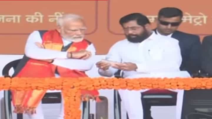मुख्यमंत्री शिंदे यांनी पंतप्रधान मोदी यांना आपल्या फोनमध्ये दाखवलं तरी काय? मुख्यमंत्री शिंदे यांनी पंतप्रधान मोदी यांना आपल्या फोनमध्ये दाखवलं तरी काय?