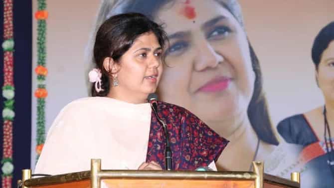 पंकजा मुंडे यांच्या मनात नाराजी की आणखी दुसरं काही? भाषणातील टोलेबाजी नेमकं कोणत्या दिशेला जातेय?