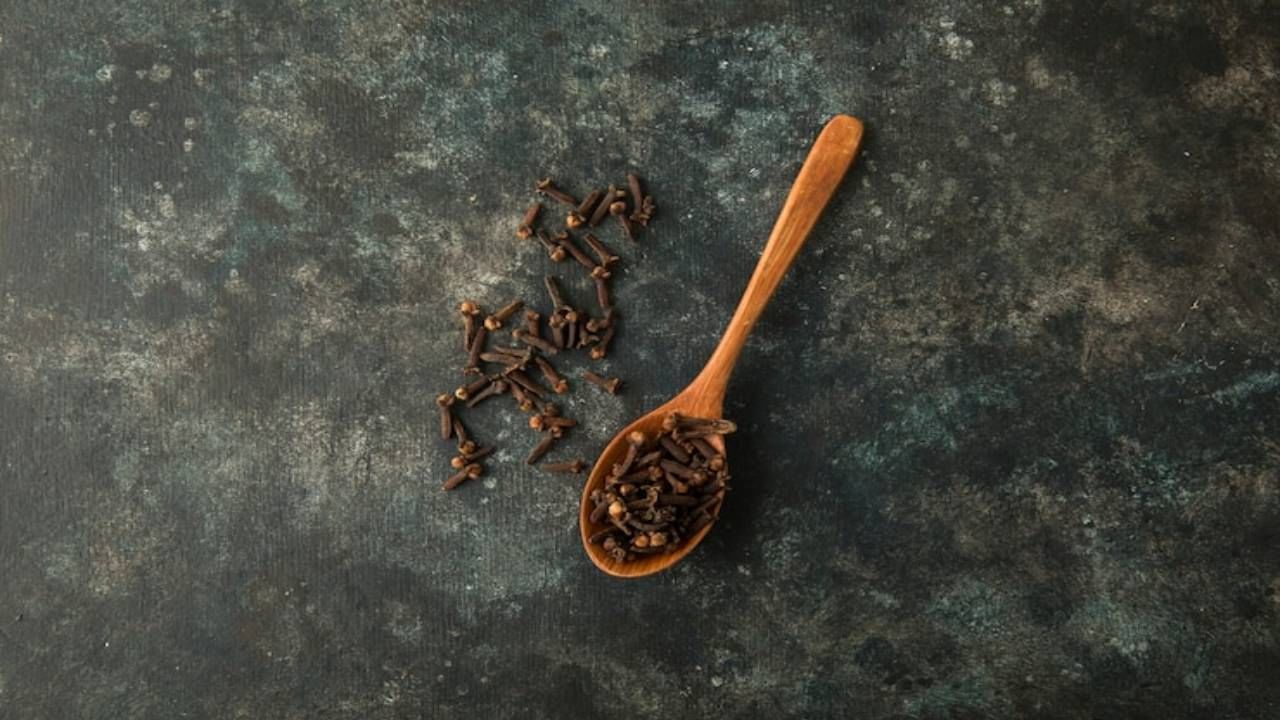 Cloves For Hair: लांब आणि मजबूत केसांसाठी वापरा लवंग, मिळतात अनोखे फायदे