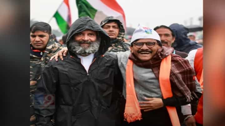 तुरुंगातून सुटल्यानंतर संजय राऊत पहिल्यांदाच राहुल गांधी यांना भेटले; भेट होताच दोघांची गळाभेट तुरुंगातून सुटल्यानंतर संजय राऊत पहिल्यांदाच राहुल गांधी यांना भेटले; भेट होताच दोघांची गळाभेट