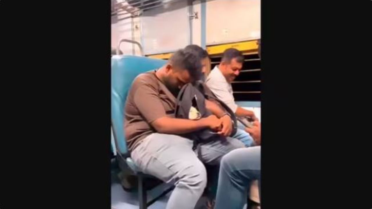 Railway प्रवाशाच्या बॅगेत पपी विसावला, लोकलमधला heart touching व्हीडीओ व्हायरल