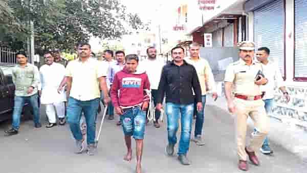 गाड्यांची काचा फोडण्याची त्याला चढली झिंग, जिथे गुन्हा केला तिथेच काढली पोलिसांनी धिंड