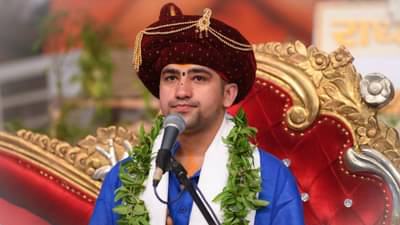 Bageshwar Baba : दिव्यदृष्टीने मनातलं ओळखतात, चमत्काराचं आव्हानही स्वीकारलं; कोण आहेत चर्चेत असलेले बागेश्वर बाबा?