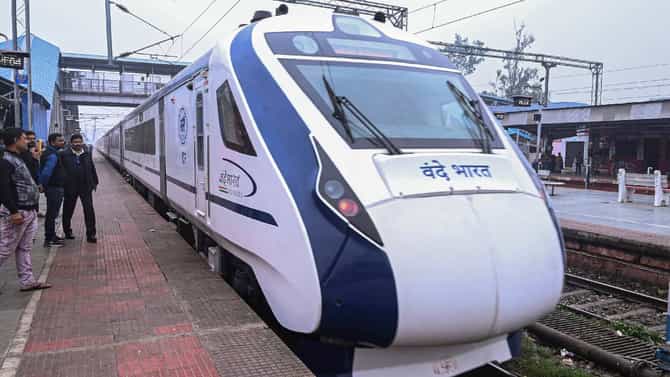 पुणे-मुंबई चाचणीत वंदे भारतने घेतला डेक्कन क्विनपेक्षा जास्त वेळ