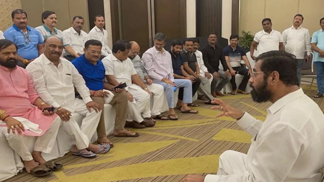 शिवसेनेच्या गोटातील आतली बातमी, एकनाथ शिंदे यांच्या अयोध्या दौऱ्यापूर्वी मंत्री-आमदारांना मोलाच्या सूचना शिवसेनेच्या गोटातील आतली बातमी, एकनाथ शिंदे यांच्या अयोध्या दौऱ्यापूर्वी मंत्री-आमदारांना मोलाच्या सूचना