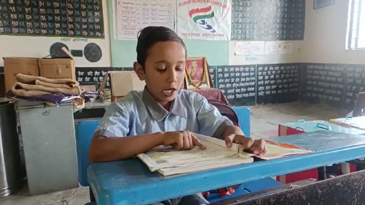 Washim : या गावात शाळा भरते, पण एका विद्यार्थ्य्यासाठी…