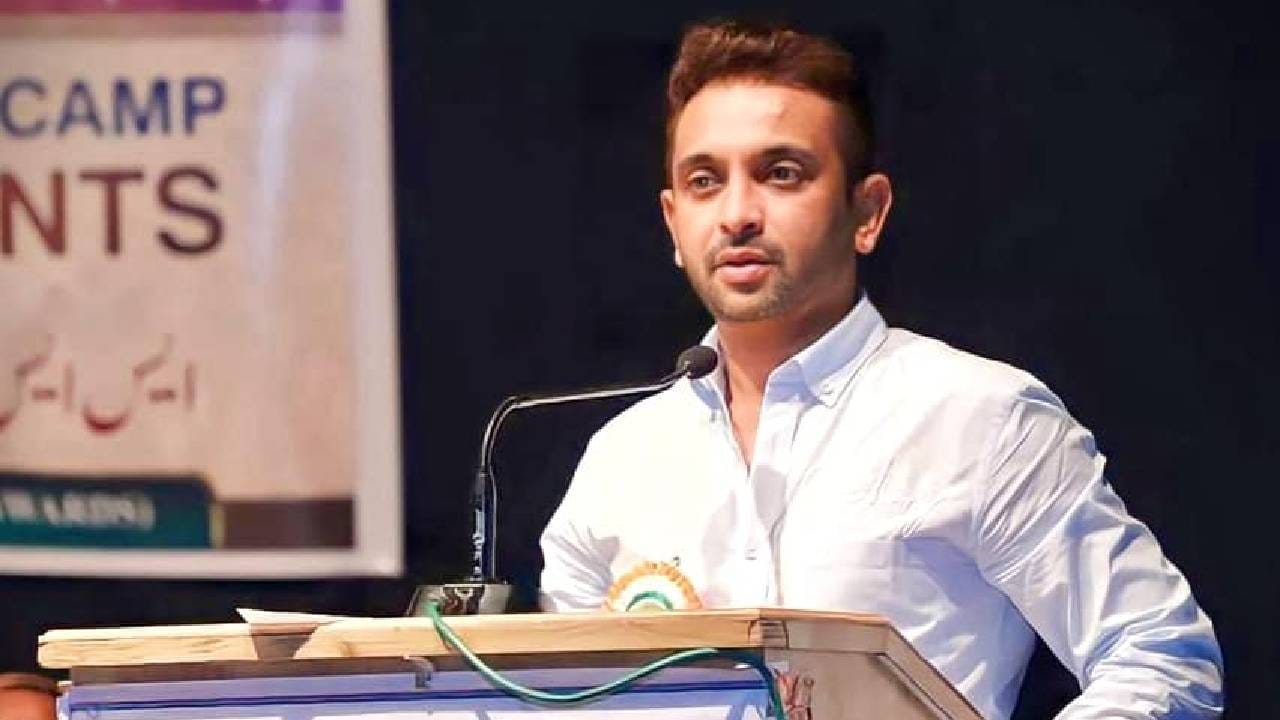 ठरव आता बुडत्या जहाजात बसायच की... शिंदे गटाच्या नेत्याची शेरोशायरी कुणासाठी?; ठाण्यात चर्चेला उधाण ठरव आता बुडत्या जहाजात बसायच की... शिंदे गटाच्या नेत्याची शेरोशायरी कुणासाठी?; ठाण्यात चर्चेला उधाण