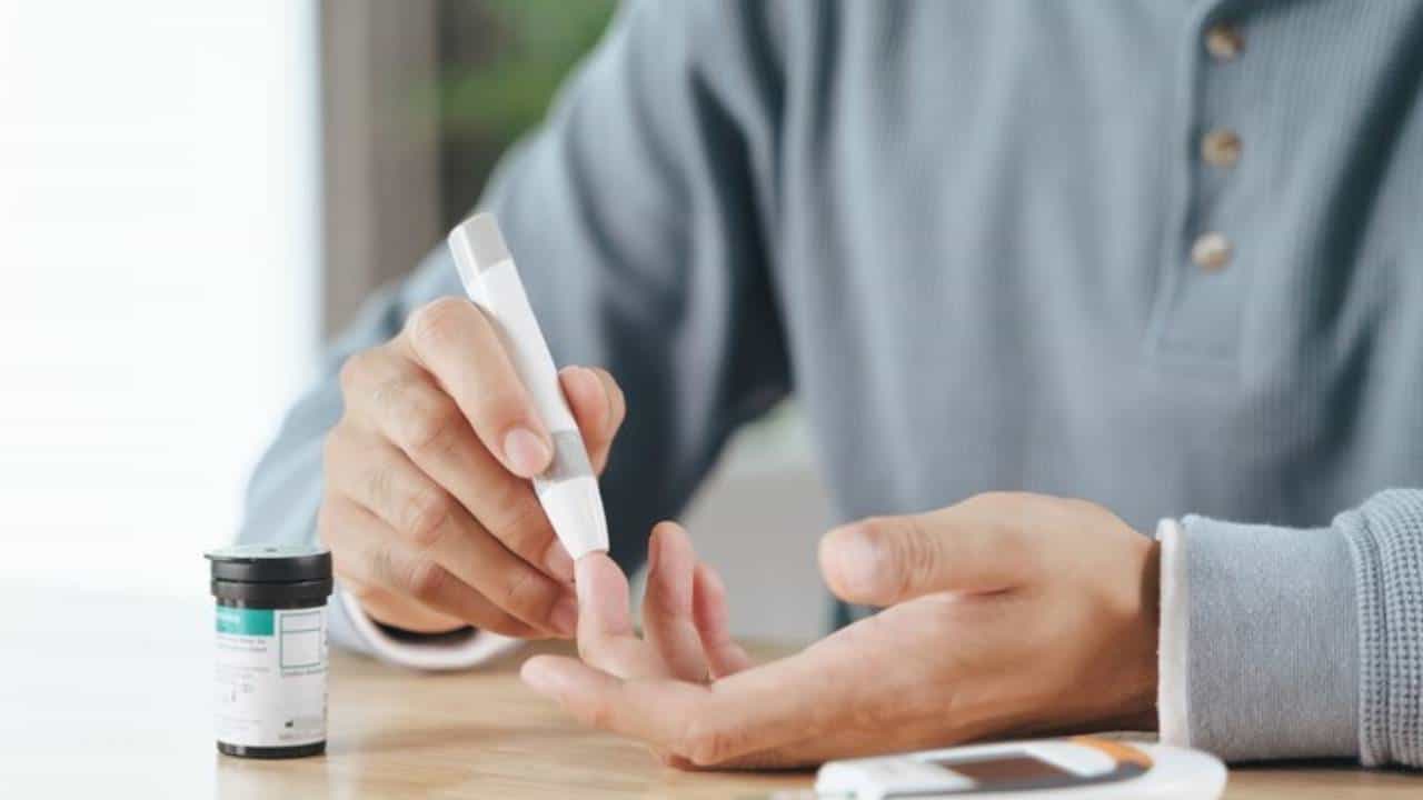 मधुमेहींनी ड्रायफ्रुट्स खावेत की नाही? जाणून घ्या कोणते ड्रायफ्रुट्स ठरतात फायदेशीर