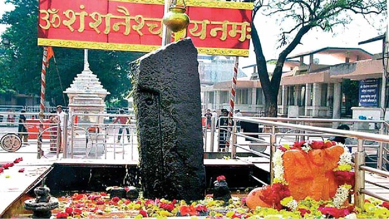 2025 पर्यंत या राशींना राहावे लागेल सावध, करावा लागेल शनिच्या प्रकोपाचा सामना