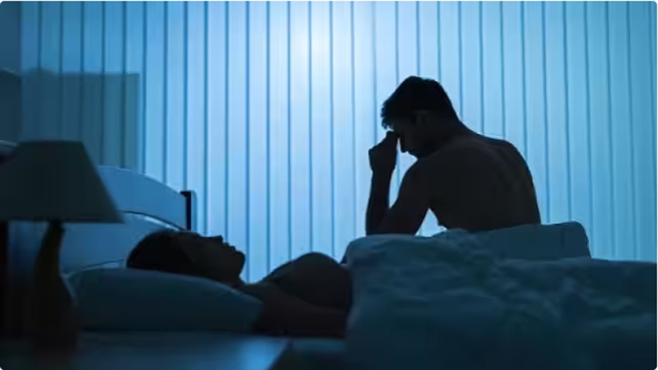Viral News : झोपेत प्रियकराने बेडवर केली लघुशंका, प्रेयसीने उचलले संतापजनक पाऊल