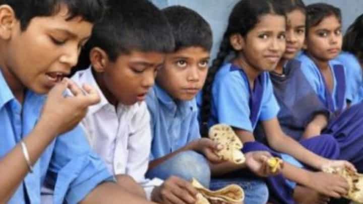 मोठी बातमी : 'या' जिल्ह्यातील सहलीला गेलेल्या ५२ विद्यार्थ्यांना विषबाधा मोठी बातमी : 'या' जिल्ह्यातील सहलीला गेलेल्या ५२ विद्यार्थ्यांना विषबाधा