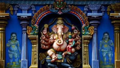 Vastu Tips: घराच्या बाहेर गणपतीचा फोटो लावणे योग्य की अयोग्य? वास्तूशास्त्र काय सांगते?