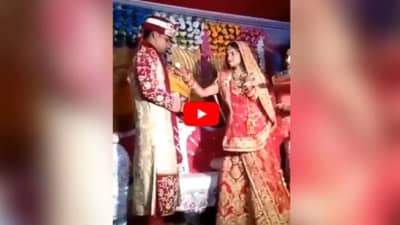 जयमालाच्या वेळी नववधू भडकली आणि नवरदेवावर मिठाई फेकली! VIDEO