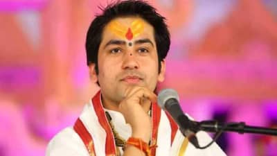 Bageshwar Dham : बागेश्वर धामचे धीरेंद्र कृष्ण शास्त्री इतक्या संपत्तीचे मालक, दरमहिन्याला होते इतकी कमाई