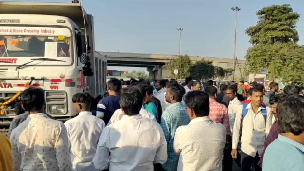 Solapur accident : आईसोबत जात होता चिमुकला, भरधाव डम्परने आईपासून हिरावले; नेमकं काय घडलं?