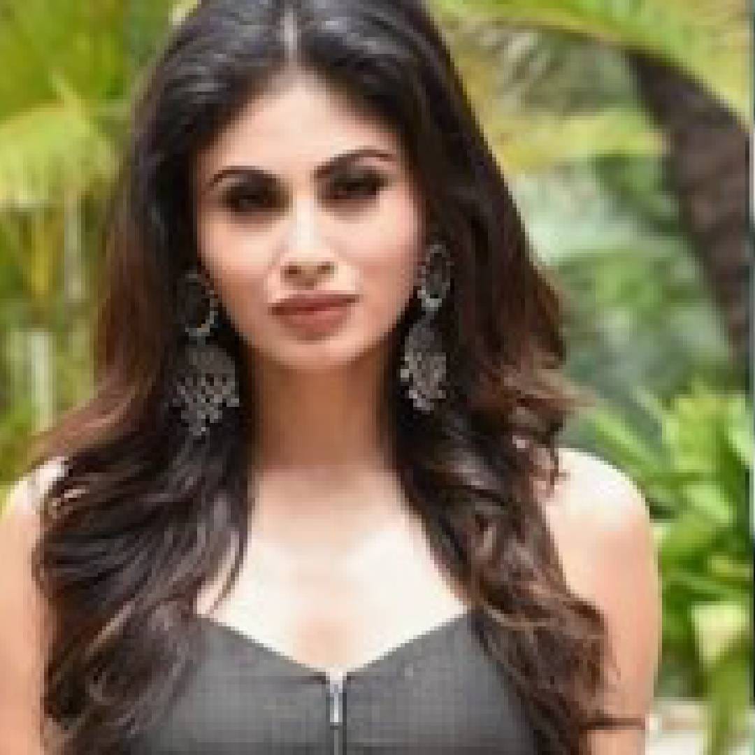 एका चाहत्याने कमेंट करून लिहिलं की, किलर लूक मौनी. दुसरा चाहता म्हणतो, किती हॉट. काही युजर्स फायर आणि हार्टच्या इमोजी पाठवित आहेत. 