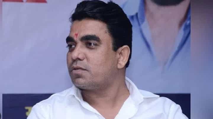 उद्धव ठाकरे म्हणजे रुसवे बाबा; मनसे नेते गजानन काळे यांची उद्धव ठाकरे यांच्यावर खोचक टीका उद्धव ठाकरे म्हणजे रुसवे बाबा; मनसे नेते गजानन काळे यांची उद्धव ठाकरे यांच्यावर खोचक टीका