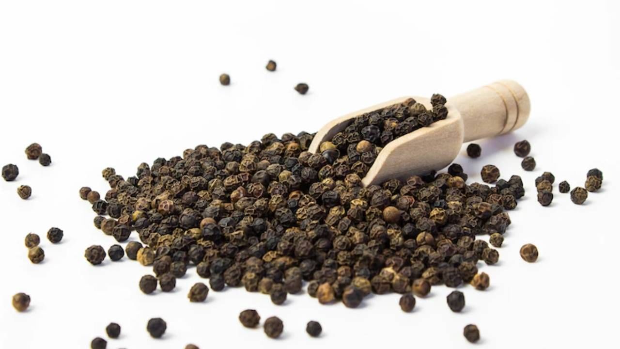 काळी मिरी - काळ्या मिरीमध्ये व्हिटॅमिन सी असते. त्यात अँटिऑक्सिडंट गुणधर्म आहेत. जे रोगप्रतिकारक शक्ती मजबूत करण्यास मदत करतात. काळी मिरी खाल्ल्याने सर्दी आणि फ्लू टाळण्यास मदत होते. तुम्ही काळी मिरी मधात मिसळून खाऊ शकता.