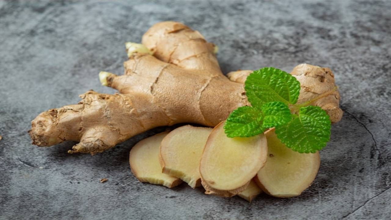 आलं - सर्दी आणि खोकला टाळण्यासाठी तुम्ही मधासोबत आल्याचे सेवन करू शकता. आल्याच्या सेवनाने पचनसंस्था निरोगी ठेवण्यास मदत होते. शिवाय पोट फुगण्याच्या समस्येपासूनही आराम मिळू शकतो.