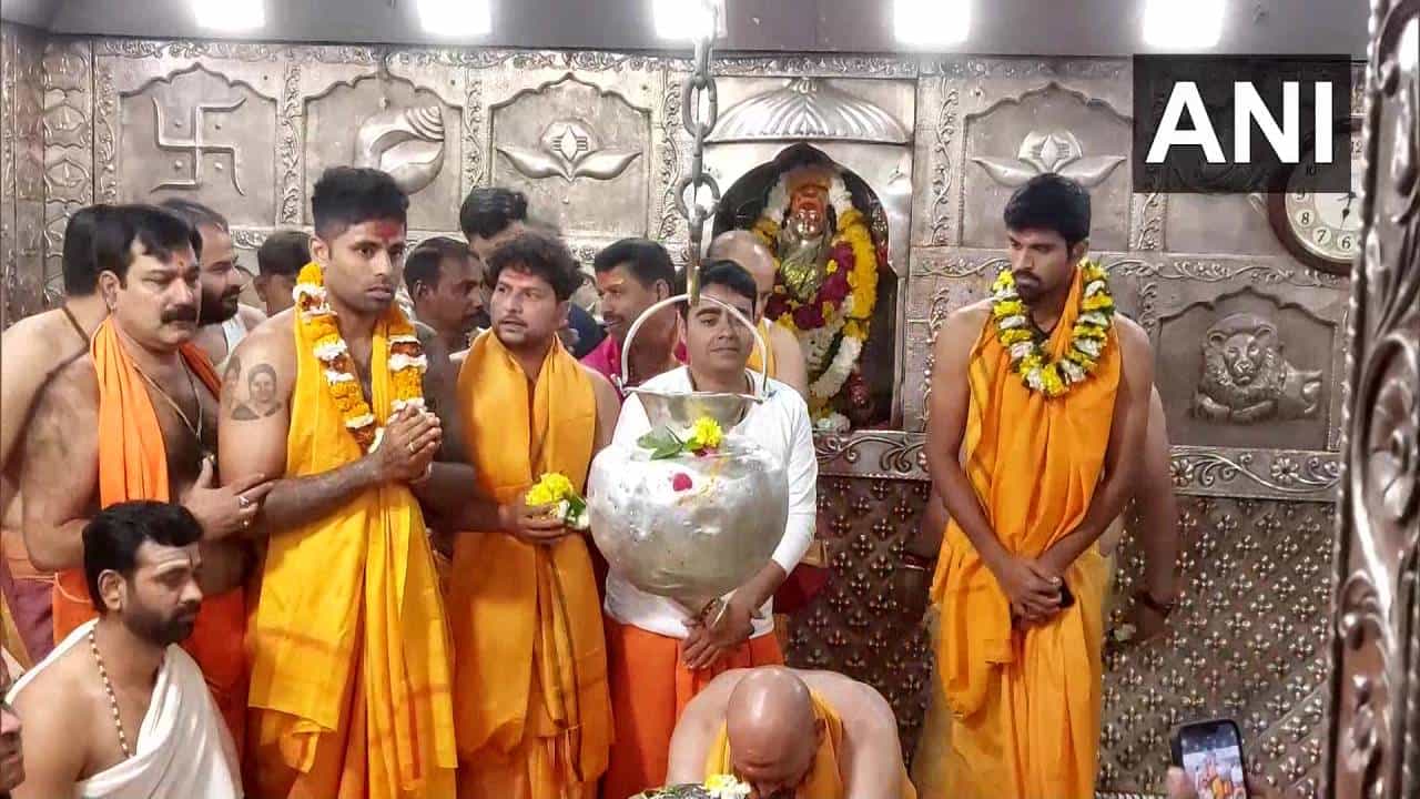 टीम इंडिया न्यूझीलंड विरुद्ध तिसरा वनडे सामना खेळण्यासाठी इंदोर येथे दाखल झाली आहे. पहिले दोन सामने जिंकून टीम इंडियाने सीरीजमध्ये 2-0 अशी विजयी आघाडी घेतली आहे. इंदोरच्या होळकर स्टेडियमवर शेवटचा वनडे सामना खेळला जाणार आहे. या मॅचआधी भारतीय टीम उज्जैनच्या प्रसिद्ध महाकालेश्वर मंदिरात पोहोचली.