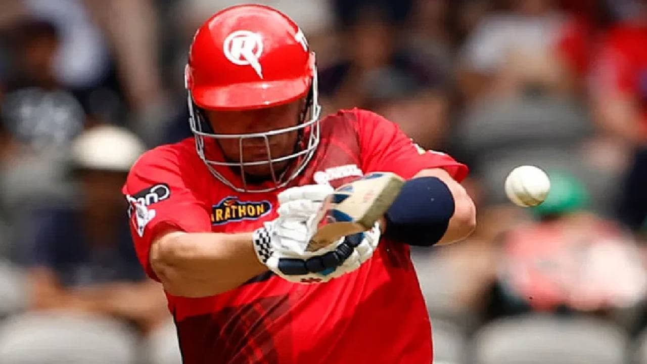 Video: तो संपला असं सगळ्यांना वाटलं, टीममधून बाहेर केलं, आता एक ओव्हरमध्ये कुटल्या 2,4,4,2,7,6 6,