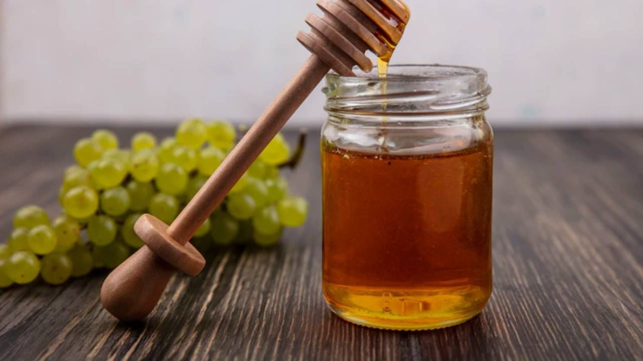 मध - एका भांड्यात थओडा मध घेऊन त्यात थोडे ग्लिसरीन घाला. या दोन्ही गोष्टी मिक्स करा. हा लिप बाम तुमचे ओठ मऊ ठेवण्यास मदत
