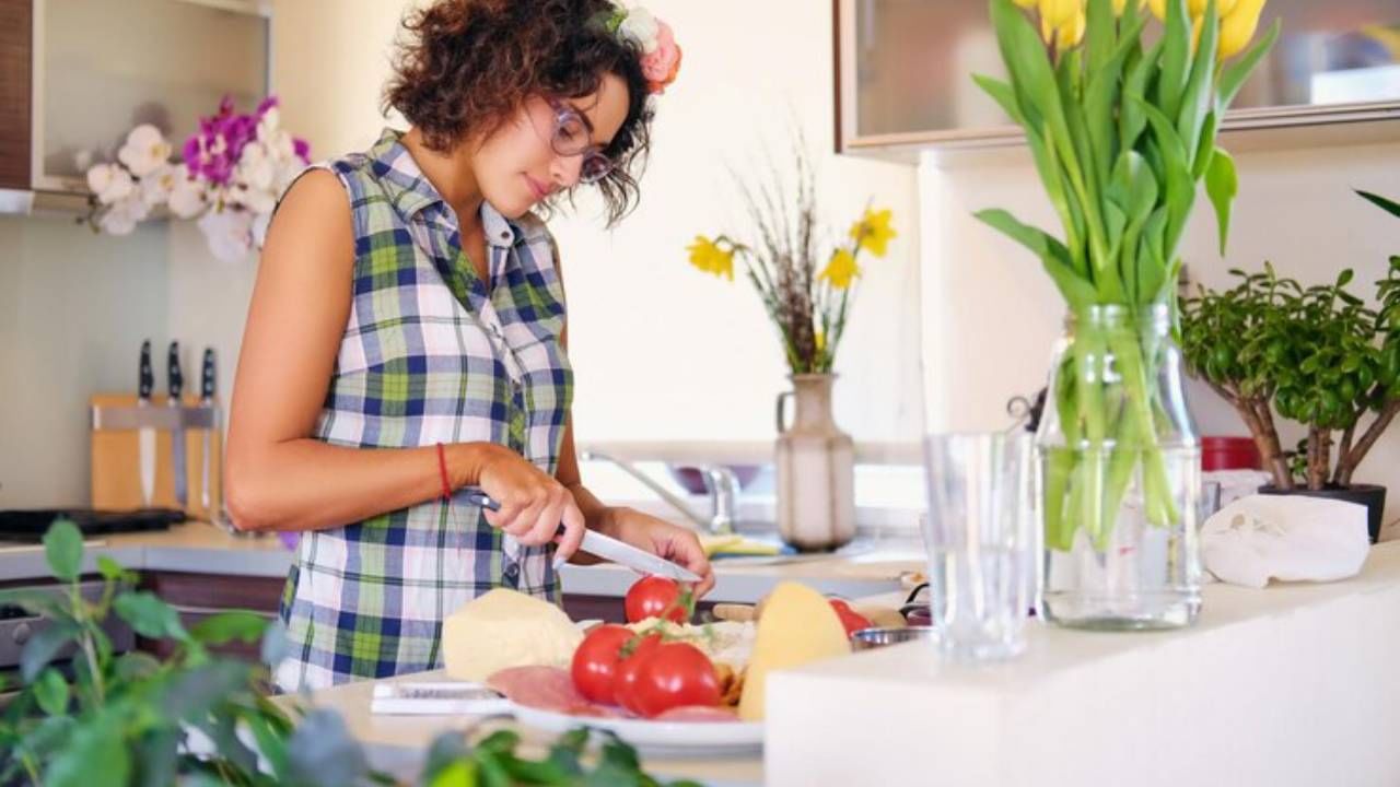 बहुतेक महिलांना स्वयंपाकघरातील काम करावे लागते. स्वयंपाक झाल्यावर अन्न उरले तर ते वाया जाऊ नये असा महिलांचा प्रयत्न असतो. त्यामुळे त्या उरलंसुरलं अन्न संपवतात, हेही वजन वाढण्याचे एक प्रमुख कारण आहे. 