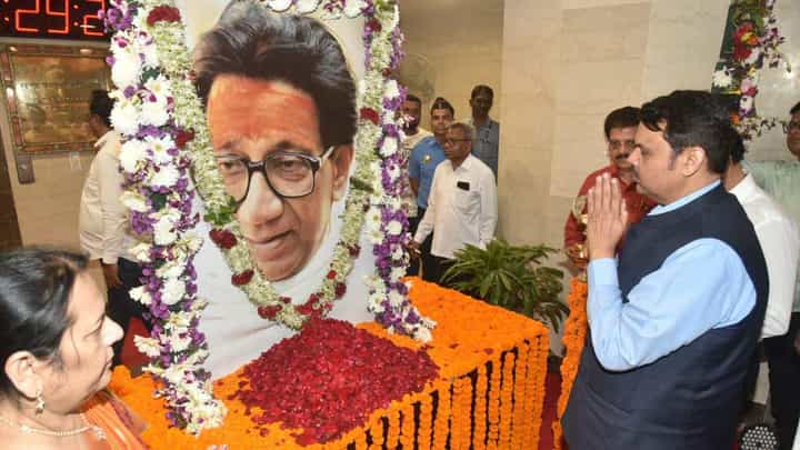 बाळासाहेबांना 'या' गोष्टीचा मोह कधीच नव्हता; देवेंद्र फडणवीसांकडून कौतुक बाळासाहेबांना 'या' गोष्टीचा मोह कधीच नव्हता; देवेंद्र फडणवीसांकडून कौतुक