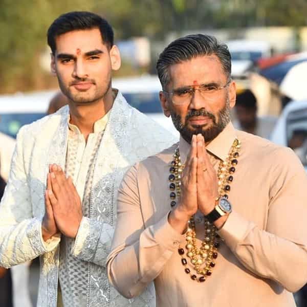 बॉलिवूड अभिनेते सुनील शेट्टी यांची मुलगी अथिया शेट्टी हिने सोमवारी क्रिकेटर केएल राहुलशी लग्न केलं. सुनील शेट्टींच्या खंडाळा इथल्या फार्महाऊसमध्ये हा विवाहसोहळा पार पडला. एकीकडे चाहत्यांना अथिया आणि राहुलच्या लग्नातील लूकची उत्सुकता होती. मात्र या सर्वांत सुनील शेट्टींच्या खास लूकने चाहत्यांची मनं जिंकली.