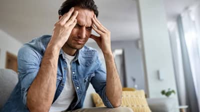 या पदार्थांच्या सेवनामुळे सुरू होऊ शकतो डोकेदुखीचा त्रास, आजपासूनच कमी करा सेवन अन्यथा....